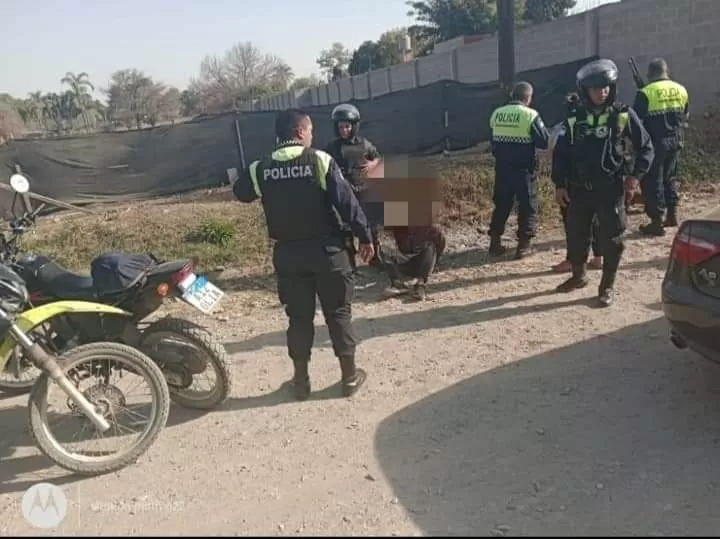 EN PLENO PROCEDIMIENTO. Policías y los vigías durante la detención del adolescente acusado de robo.  