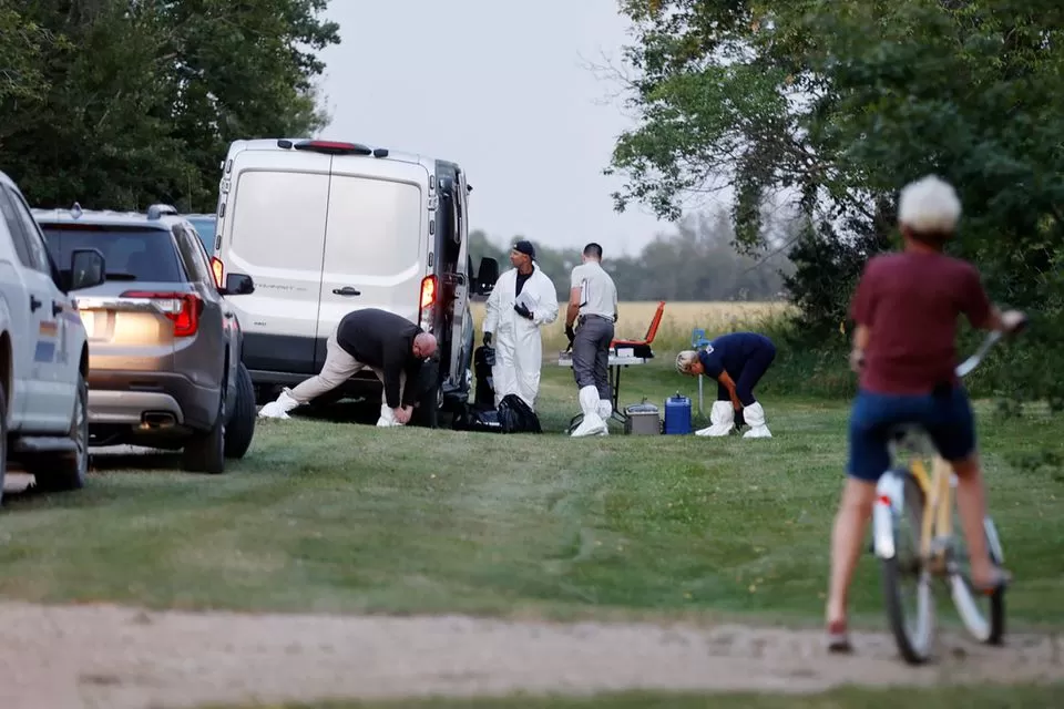 CANADÁ. Un equipo forense de la policía investiga la escena del crimen después de que varias personas murieran y resultaran heridas en una serie de apuñalamientos en Weldon.