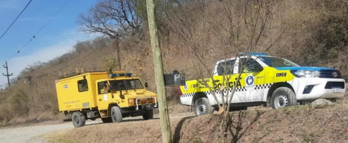 La Policía y Defensa Civil trabajan para sofocar un incendio.