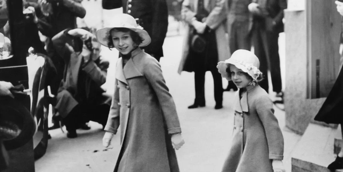 ISABEL Y SU HERMANA MARGARITA. Saliendo de la Abadía de Westminster después de un ensayo para la coronación de George.. IMAGEN DE GETTY IMAGES.