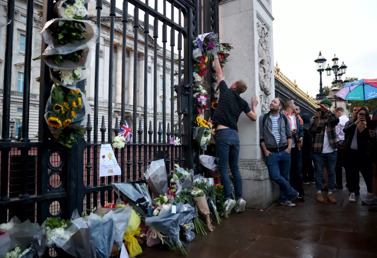 Una multitud llora a la reina Isabel II frente al Palacio de Buckingham