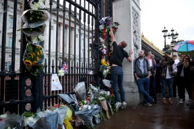 Una multitud llora a la reina Isabel II frente al Palacio de Buckingham