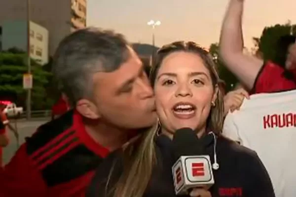 Acosada en vivo: un hincha de Flamengo besó a una periodista durante un móvil y fue detenido