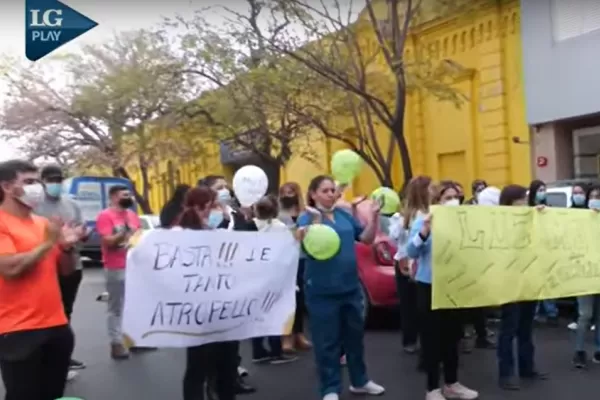 Empleados de Luz Médica volvieron a protestar: “Tenemos incertidumbre