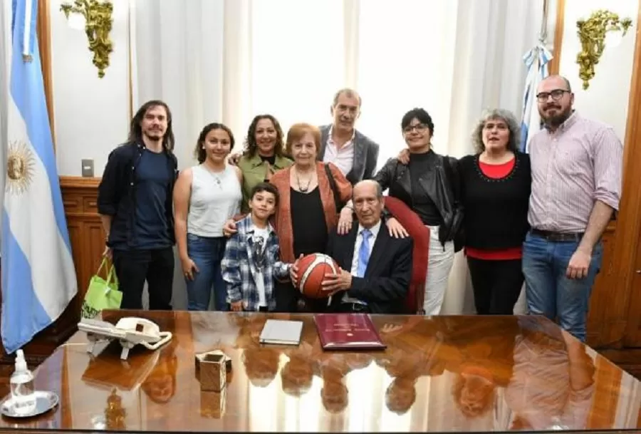 ROBERTO DEL CORRO recibió la distinción, acompañado por su familia. 