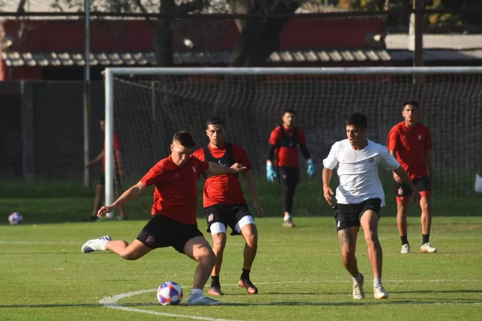 A MEJORAR. De cara al duelo del lunes, el plantel “santo” debe corregir los errores que mostró durante los últimos partidos.  LA GACETA / FOTO DE DIEGO ÁRAOZ