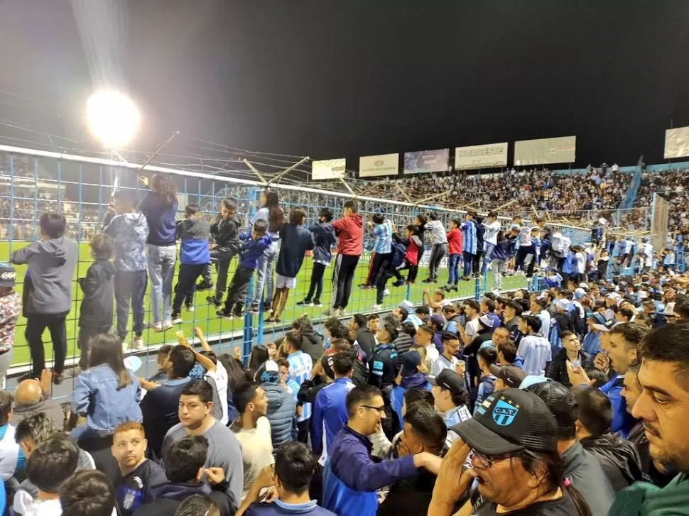 INSOSTENIBLE. A pesar del recurrente pedido de la voz del estadio para que los niños se bajen del alambrado, ante Banfield no pasó y la mayoría de hinchas se fue furiosa, tras no poder observar el partido. Foto de Santiago Aguero