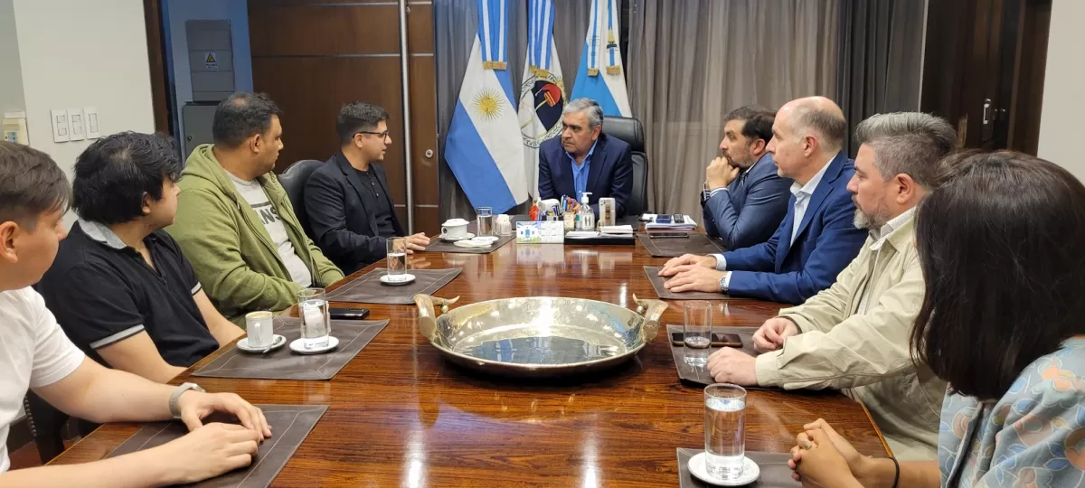 FIRMA DE CONVENIOS. El intendente Germán Alfaro anunció que el municipio otorgará becas a 400 jóvenes para que aprendan a ser programadores. Foto de Prensa SMT