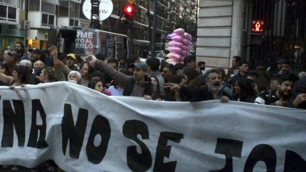 EN LA MANIFESTACIÓN K. La Justicia identificó a los vendedores de algodón de azúcar en la esquina de la casa de Cristina Kirchner, tiempo antes del intento de magnicidio. 