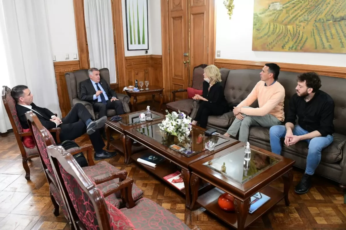 EN CASA DE GOBIERNO. Jaldo, junto a Iramain, recibió a los damnificados los emprendedores tucumanos damnificados por la inseguridad. Foto de Comunicación Pública