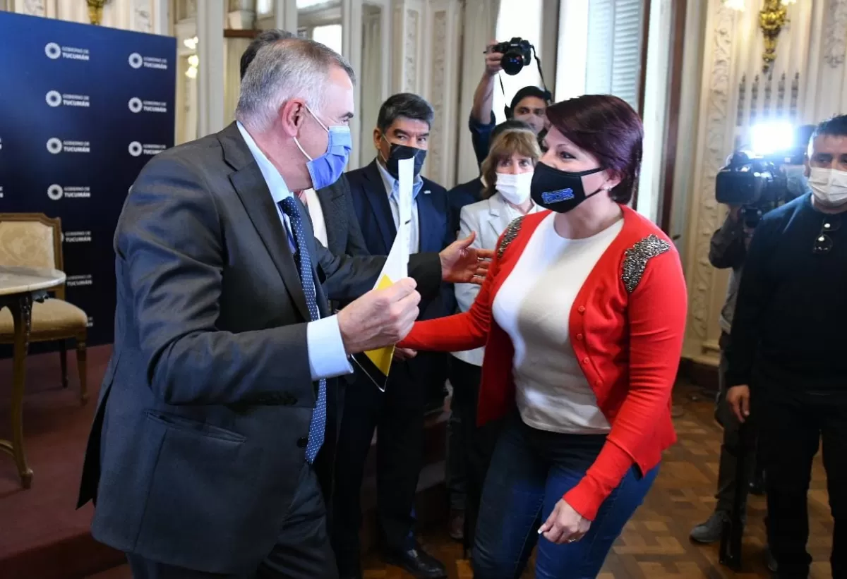 ENTREGA DE VIVIENDAS. Jaldo encabezó el acto en Casa de Gobierno. Foto de Comunicación Pública