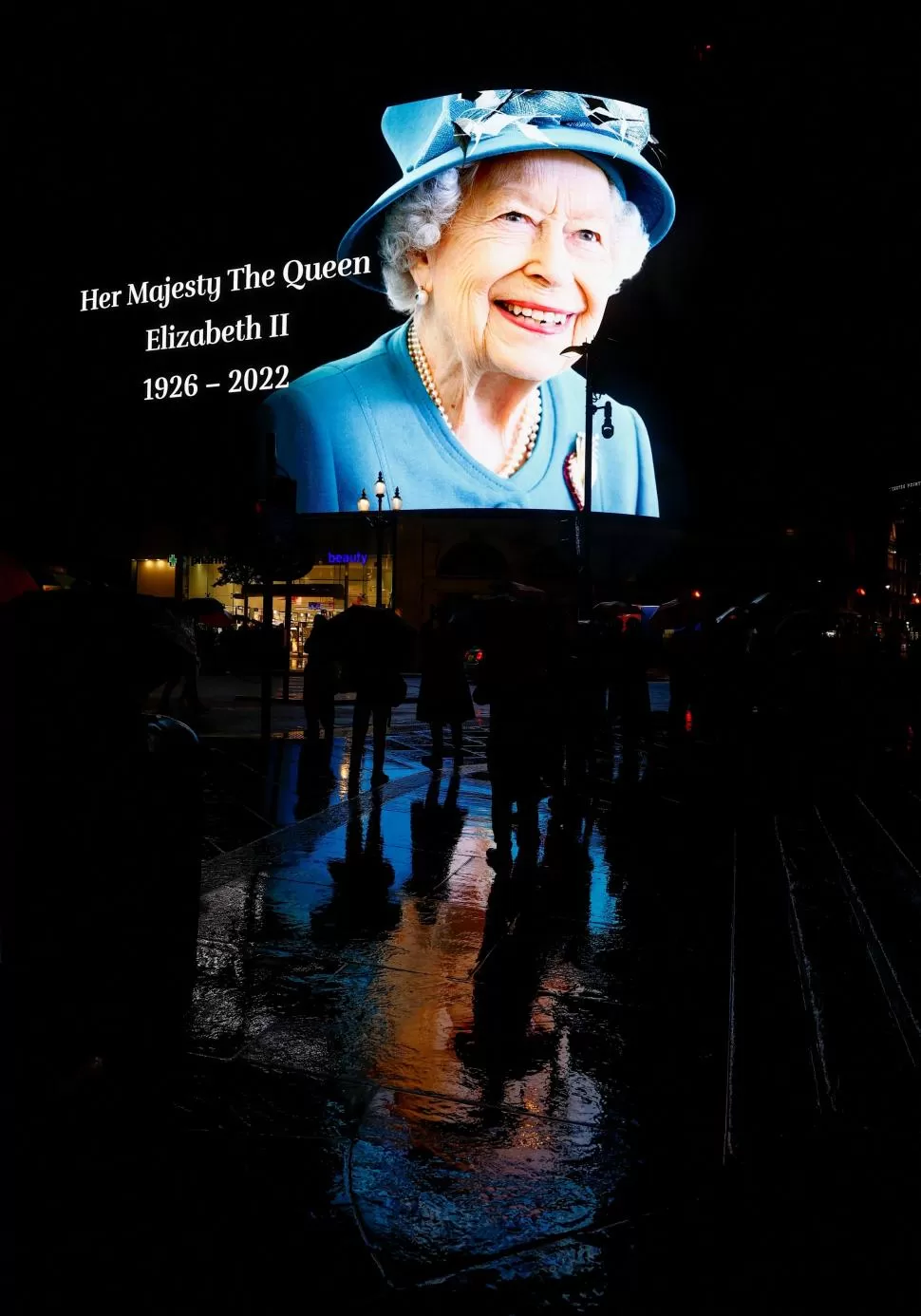 Una abdicación marcó el destino de Isabel II