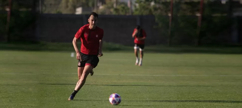 AHORA MIRA HACIA ADELANTE. Nasta jugó en Villa Soldati los primeros minutos con la camiseta de San Martín; pese al empate el delantero siente que nada está perdido y pide enfocarse en el duelo con la “B”. Foto de Alejandro Cruz