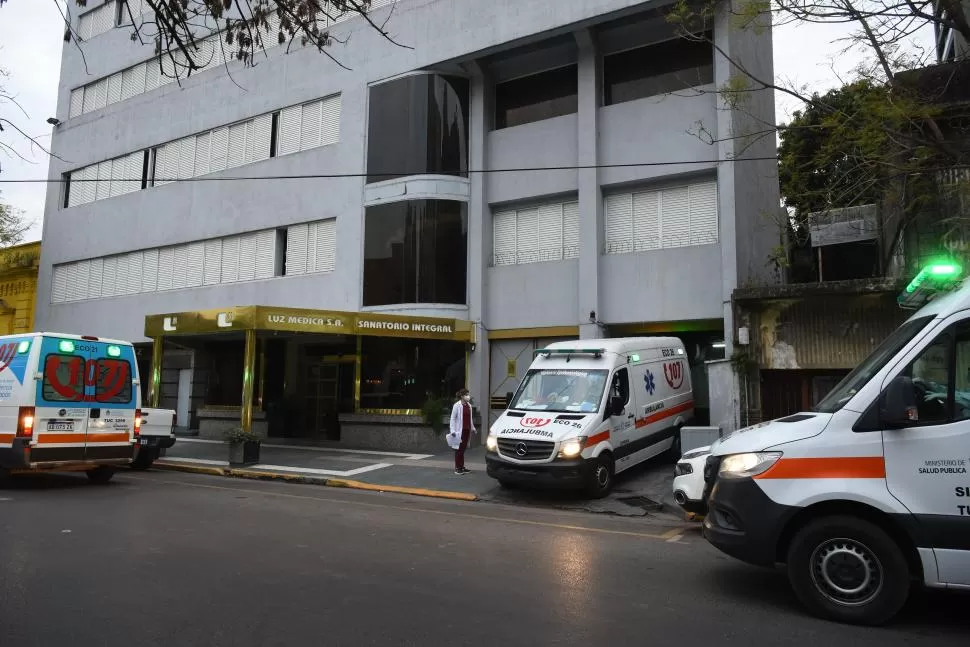 OPERATIVO. El sábado se llevó a los últimos pacientes del sanatorio Luz Médica y luego se clausuró el edificio. Quieren saber dónde estaba la bacteria. LA GACETA / FOTO DE DIEGO ÁRAOZ
