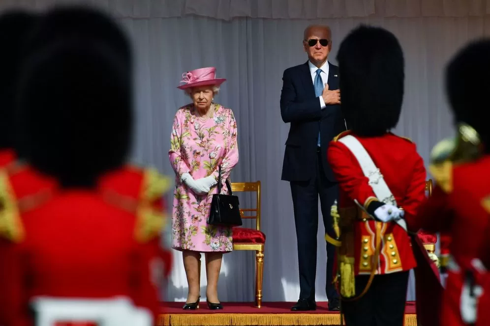 Isabel II y Joe Biden durante un encuentro. Foto tomada de Reuters / Archivo.