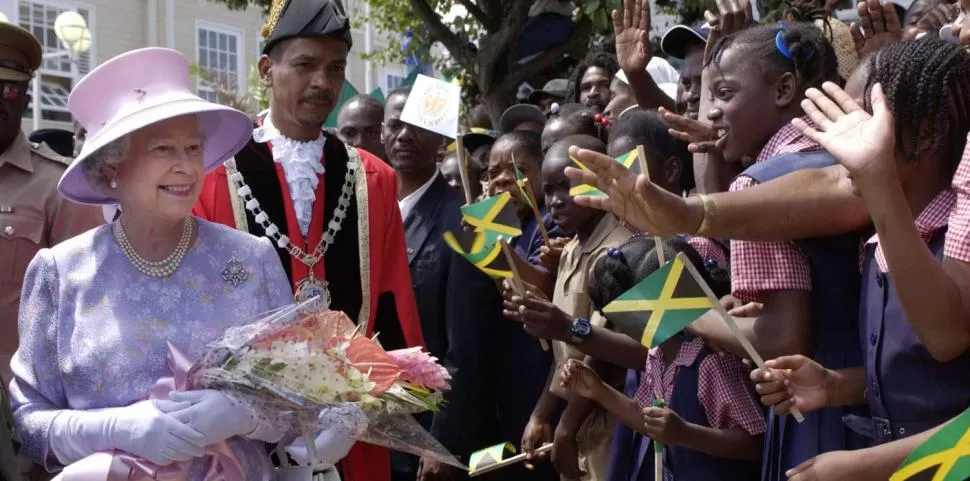 UNA DE LAS TANTAS VISITAS AL CARIBE. Isabel II fue en numerosas ocasiones a los países integrantes de la Commonwealth durante su reinado.