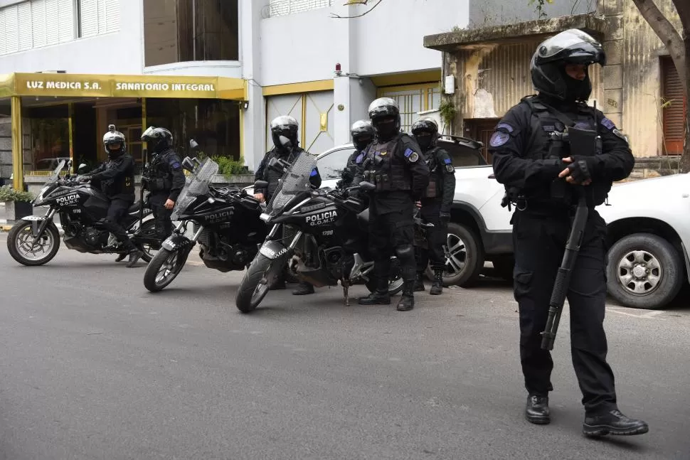 OPERATIVO. El sábado se evacuó el sanatorio Luz Médica, pero aún no hallan el origen de la bacteria. Abajo, el tucumano Marcos Stambole Dasilva. 