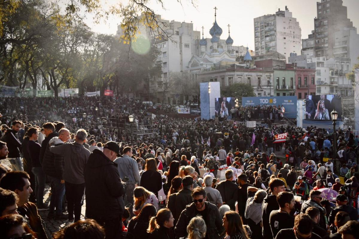 ACTO DEL FRENTE DE TODOS. En Parque Lezama, oficialistas expresaron su apoyo a Cristina Kirchner. Foto de Twitter @marianorecalde