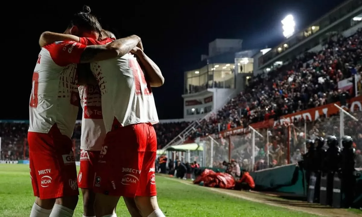 ILUSIONADOS. Los jugadores de Instituto se abrazan para celebrar la goleada ante el Lobo jujeño.