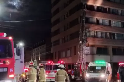 Bariloche: un incendio en un local céntrico terminó con más de 50 personas internadas