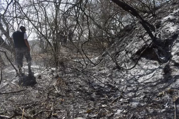 Un incendio en el cerro atemorizó a los vecinos de Raco