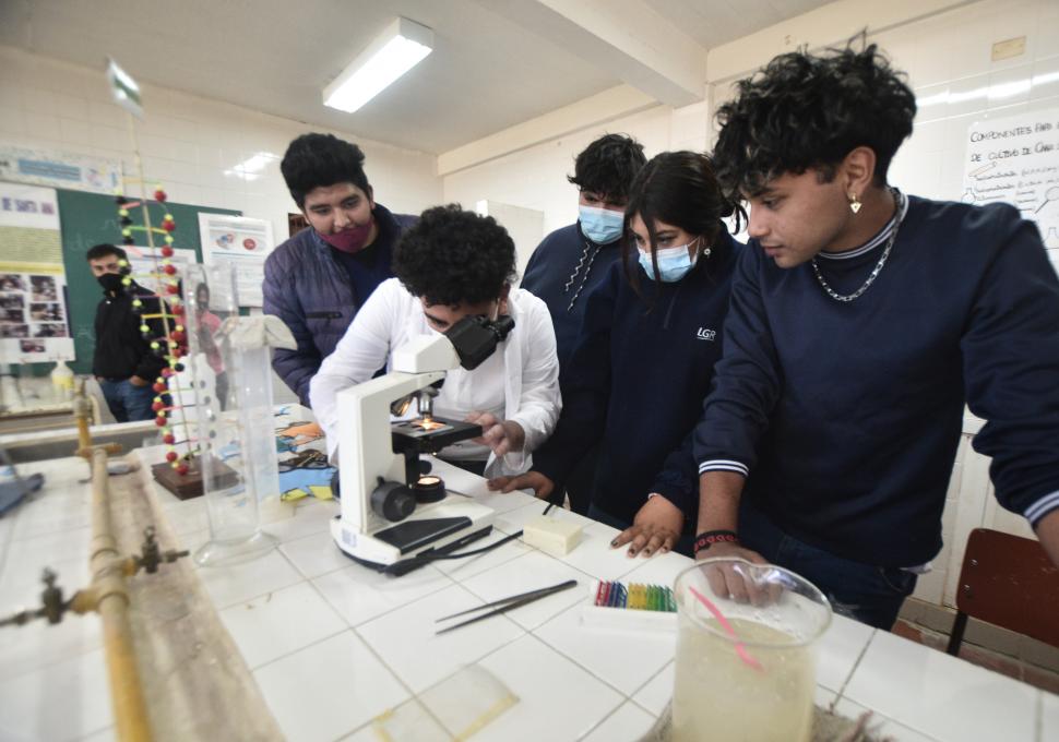 PURA CIENCIA. Los chicos utilizan los laboratorios para sus tareas.