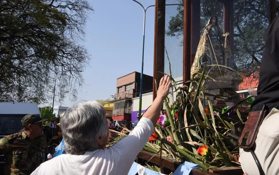 PARADAS. Se eligieron varios puntos para hacer pausas y orar. Uno de ellos fue en el Seminario Mayor. La peregrinación fue recibida con gran alegría allí.   