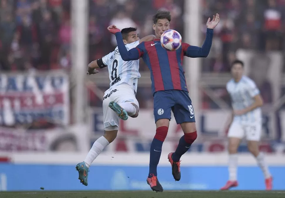 LUCHADO. Vomberguer y Acosta (de gran partido) disputan la pelota por arriba, 