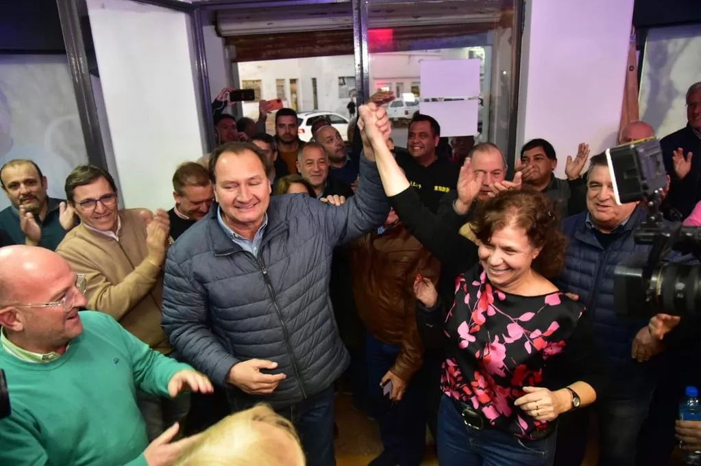 FESTEJO. El intendente Dellarossa celebra con la ganadora.  