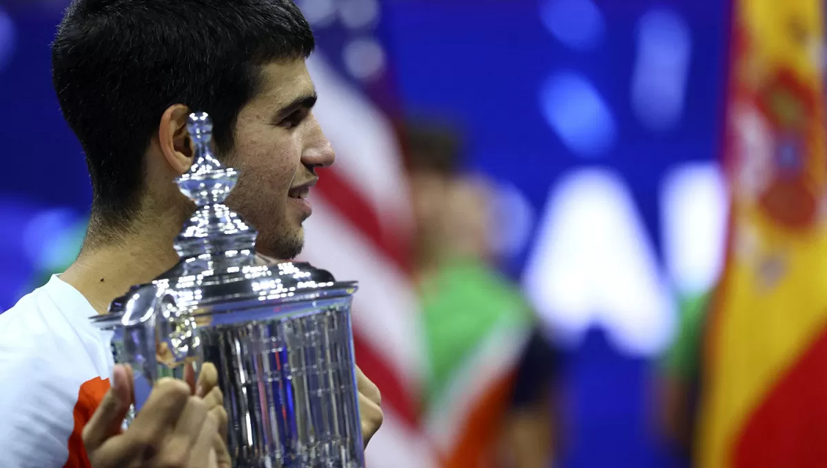 EN LA CIMA. Carlos Alcaraz posa con el trofeo que recibió después de ganar el Abierto de los Estados Unidos.