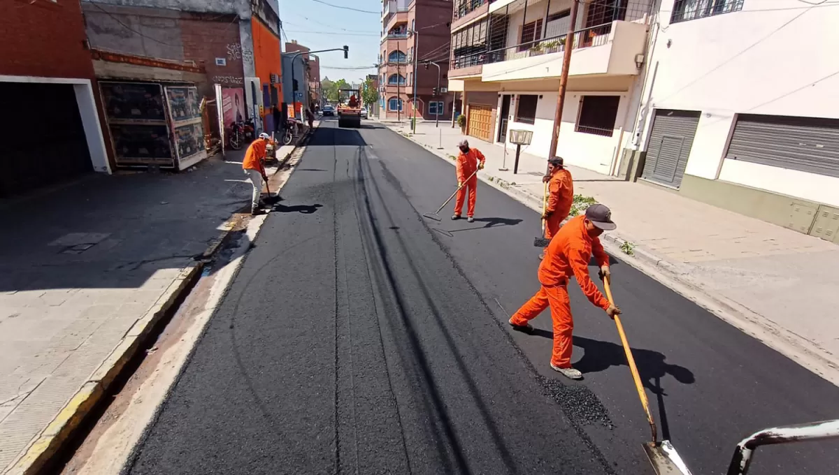 REPAVIMENTACIÓN. Obras Públicas municipal trabaja desde hace semanas en diferentes calles del microcentro de la ciudad.