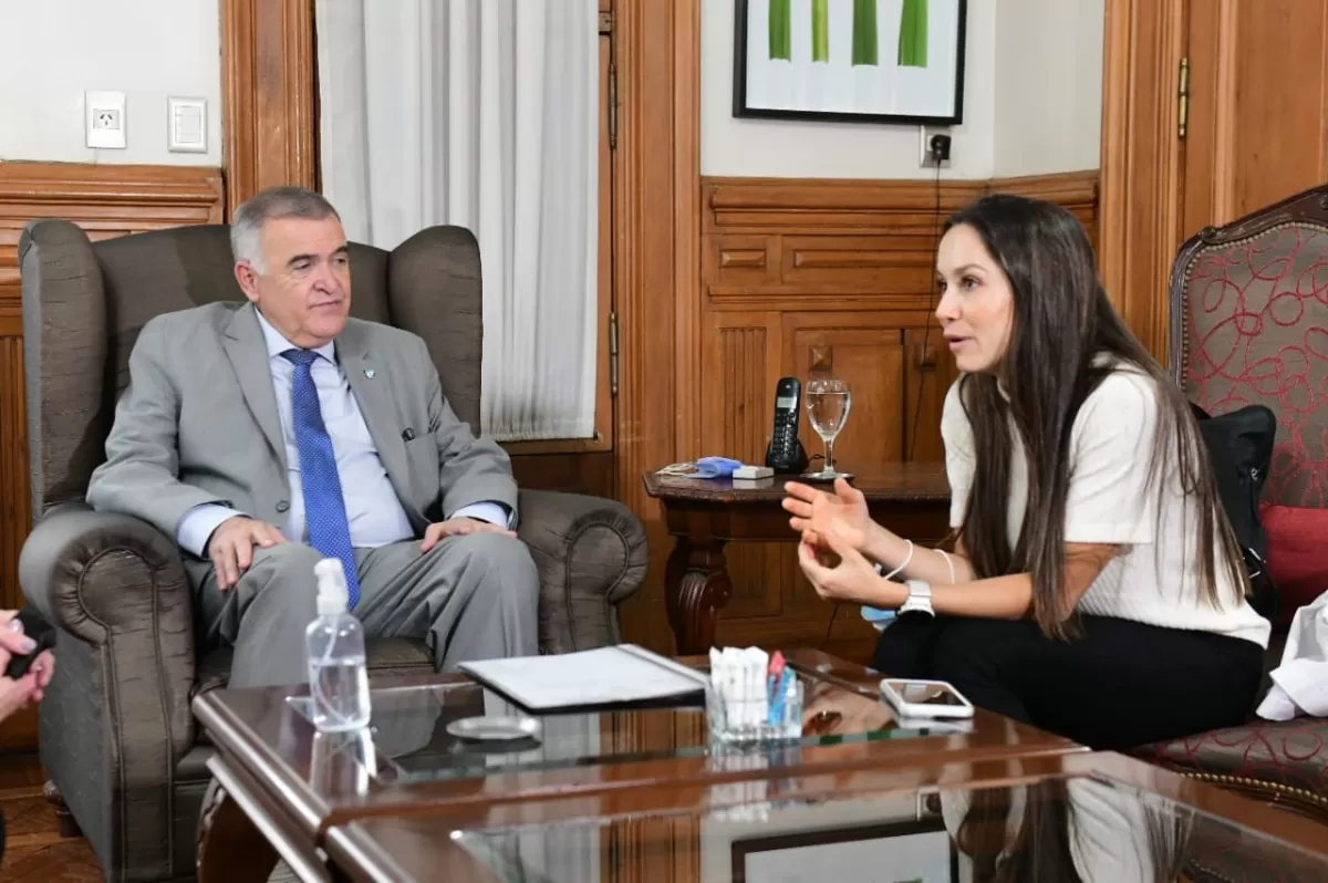 EN CASA DE GOBIERNO. Jaldo recibió a la deportista tucumana atleta María Inés Chrestia. Foto de Prensa Gobernación