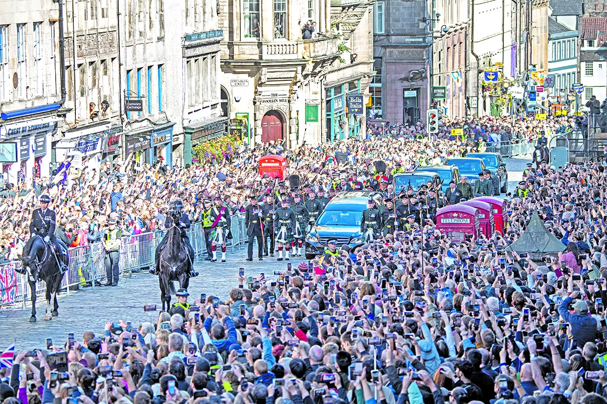 Fin de la era de  Isabel II: con las joyas que simbolizan la soberanía de Escocia