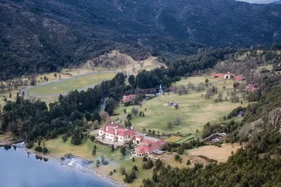 La Justicia ordenó al empresario Joe Lewis reabrir el camino de acceso a Lago Escondido