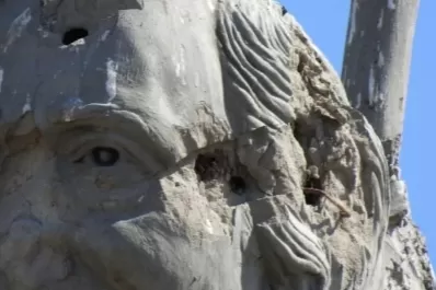 Desterremos el odio: Alberto Fernández denunció que vandalizaron un monumento de Néstor Kirchner