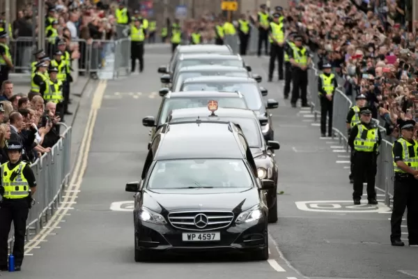 Miles de personas salen a las calles de Escocia para despedir a su reina