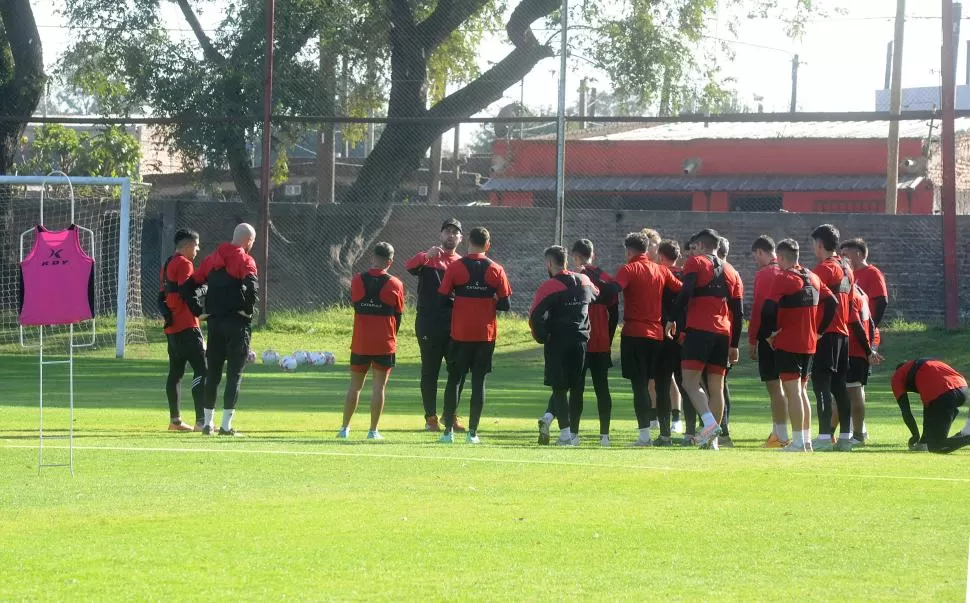 UNA PRUEBA DE FUEGO. De Muner y sus pupilos dialogan durante el parate de un entrenamiento. Esta noche San Martín se juega gran parte de su futuro; el equipo debe demostrar que está a la altura.  