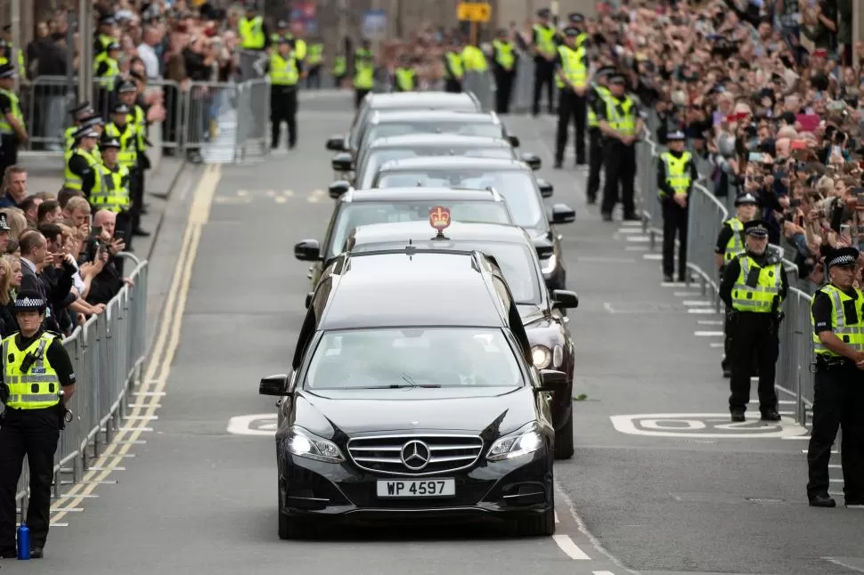 CARAVANA. El cortejo salió de Balmoral y pasa por la Royal Mile. 