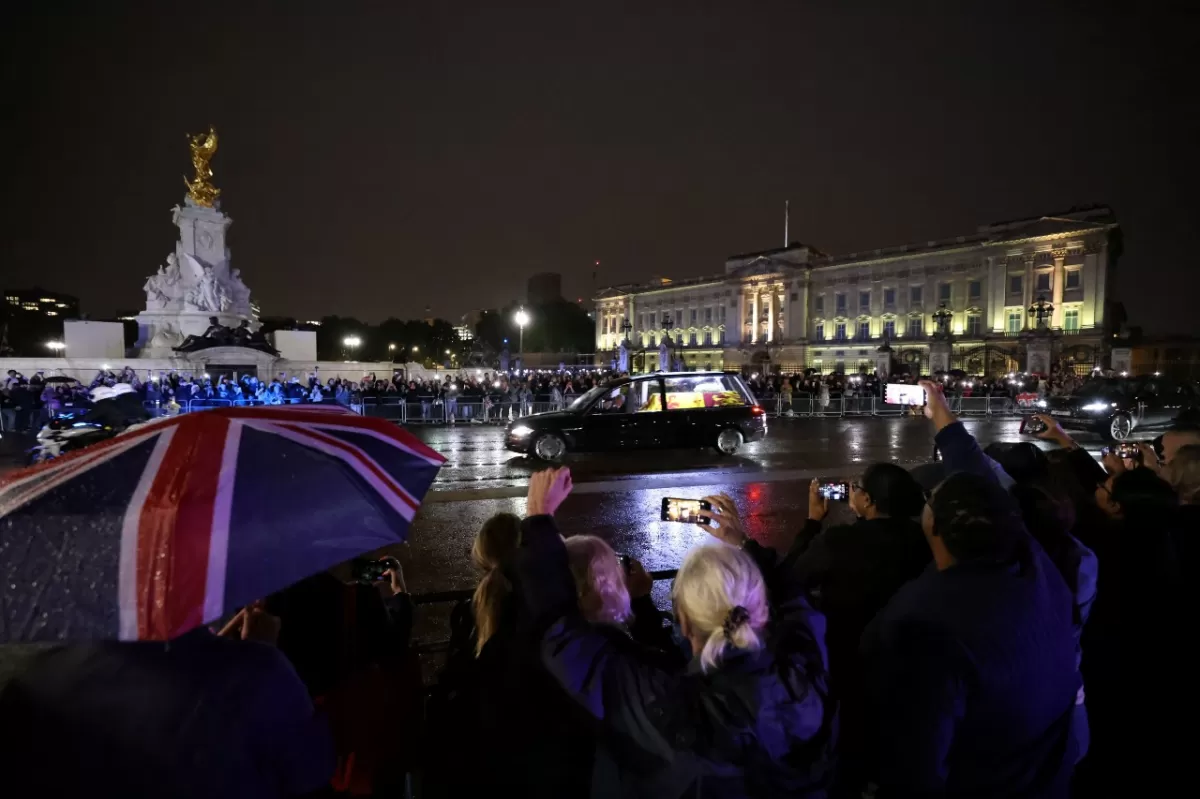 Los restos de la reina Isabel II ya se encuentran en el Palacio de Buckingham