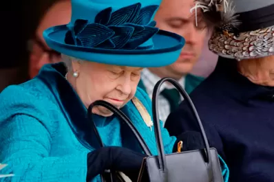 Revelan otro curioso dato de la reina Isabel II, ¿qué llevaba en el bolso que la acompañó toda su vida?