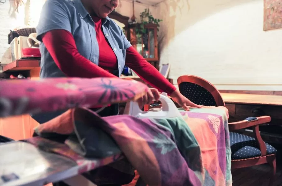 Empleadas domésticas: ¿cuánto deben cobrar por cuatro horas de limpieza o cuidados infantiles?