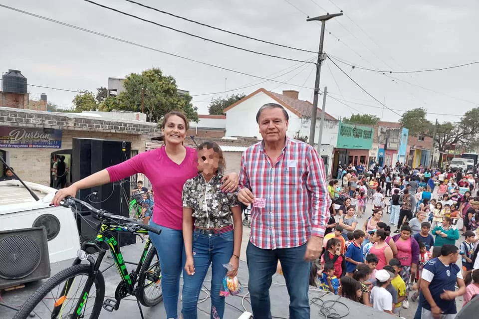 EL DÍA DEL EVENTO. El funcionario Hugo Soraire reparte los regalos, junto a la concejal Miryam Soraire. Foto de Facebook Hugo Soraire