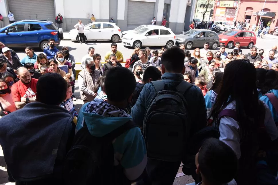 A LA SALIDA. Los padres esperan a sus hijos. Desde ayer, y por lo menos hasta fin de año, será una hora más tarde de lo habitual 