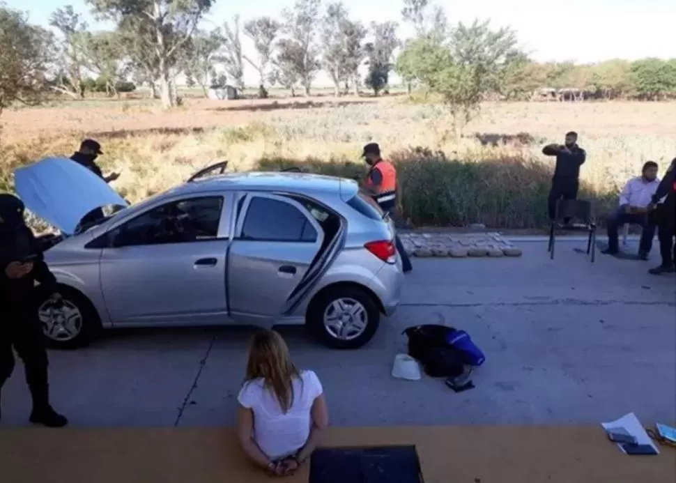 LA CAPTURA. Mónica Costilla se entregó a los policías y en el vehículo en que circulaba con Jesús Busto hallaron 119 kilos de marihuana  