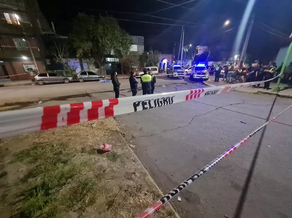 ESCENA. La intersección de Bolívar y Frías Silva es muy transitada cuando hay partido. A pocos metros de donde se produjo el asesinato hay una plaza. El cuerpo quedó a la par de un auto, frente a una casa. 