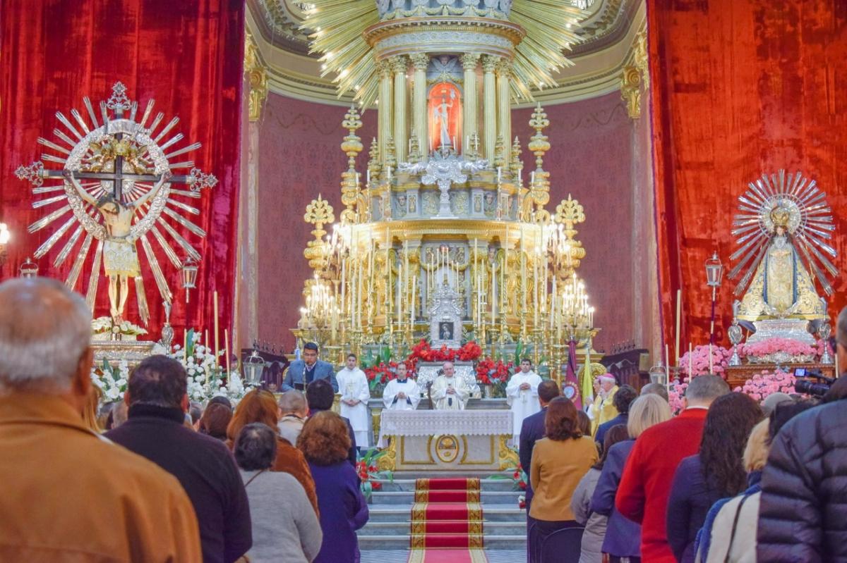El señor y la virgen del milagro en la Catedral de Salta durante una misa