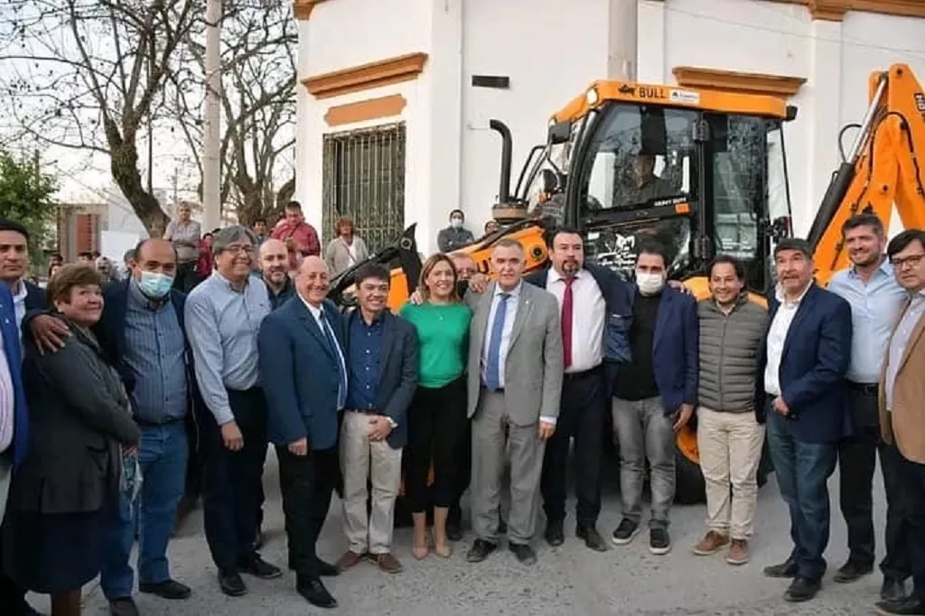 FRENTE DE TODOS. Jaldo, junto a la comitiva que lo acompañó en la recorrida por San Pedro de Colalao. 