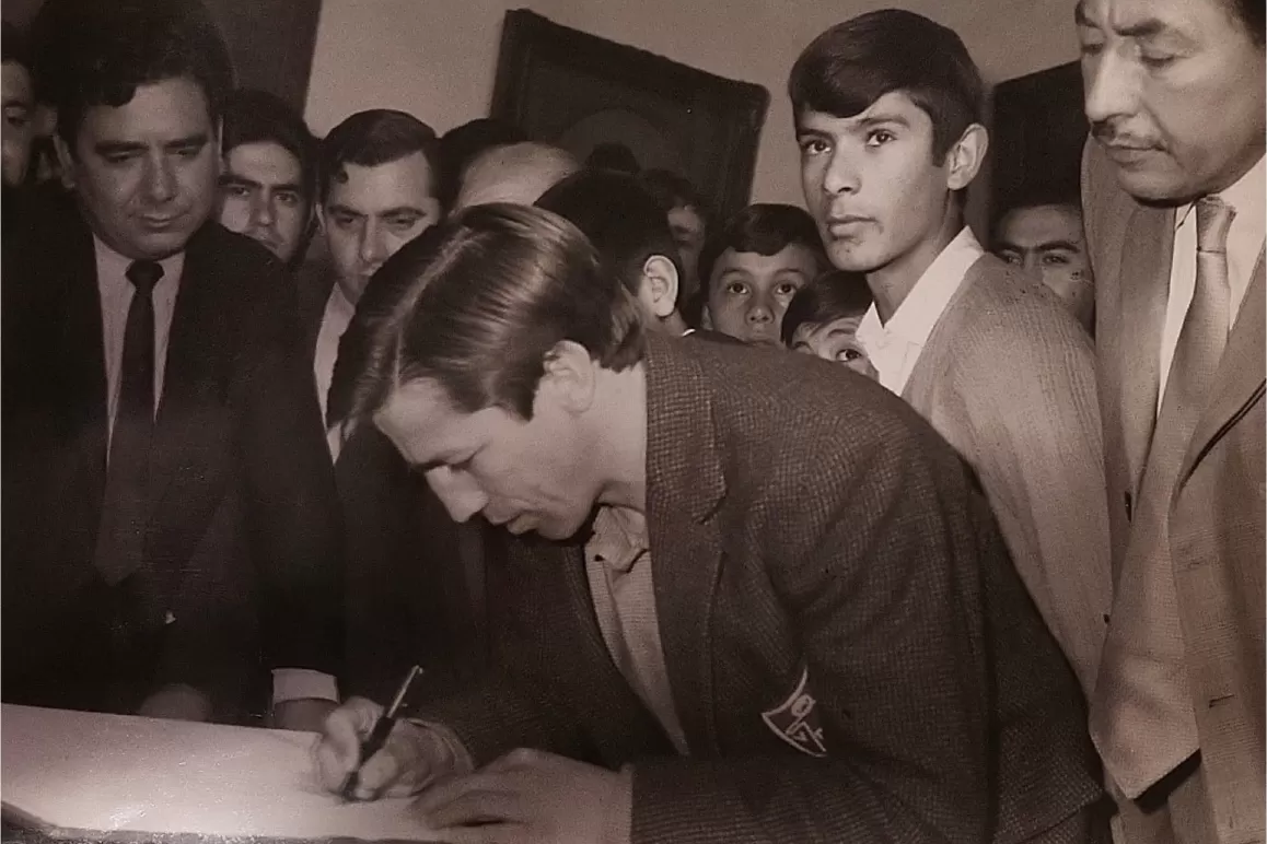 EN LA CASA HISTÓRICA. Accavallo firma el libro de visitantes. Los fanáticos lo acompañaron hasta el Salón de la Jura.