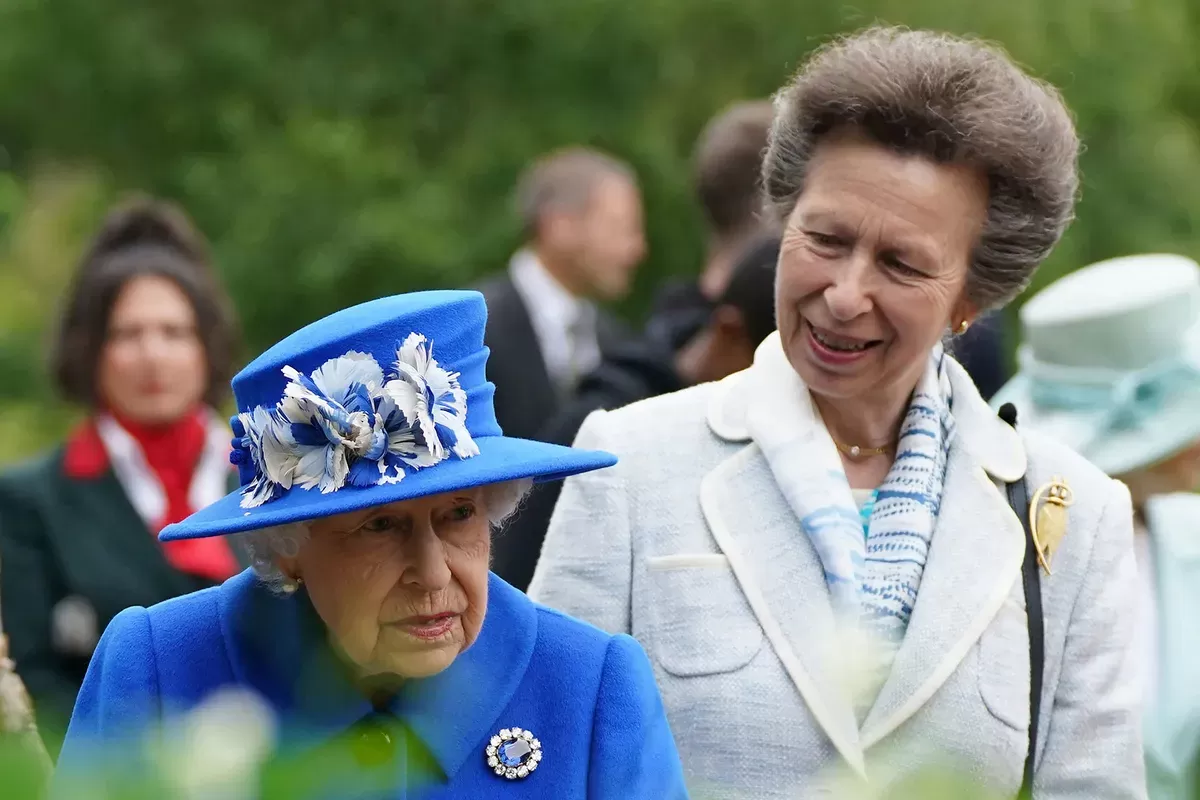 La princesa Ana junto a Isabel II