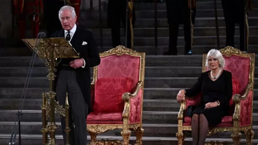 A pocos días de asumir el trono, Carlos III despidió a 100 trabajadores